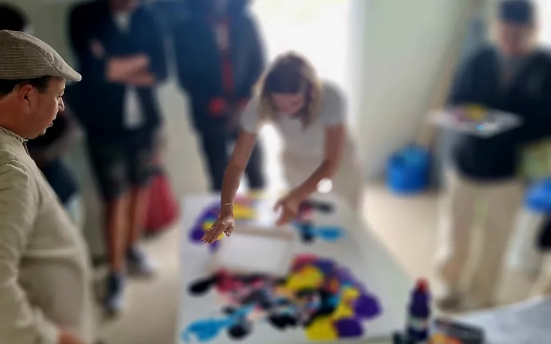 Arte e musicoterapia all’ostello: laboratorio interculturale tra inclusione e benessere emotivo
